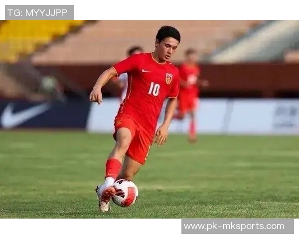 年轻足球新星崛起 打破纪录展现非凡天赋成为未来球场的璀璨之星